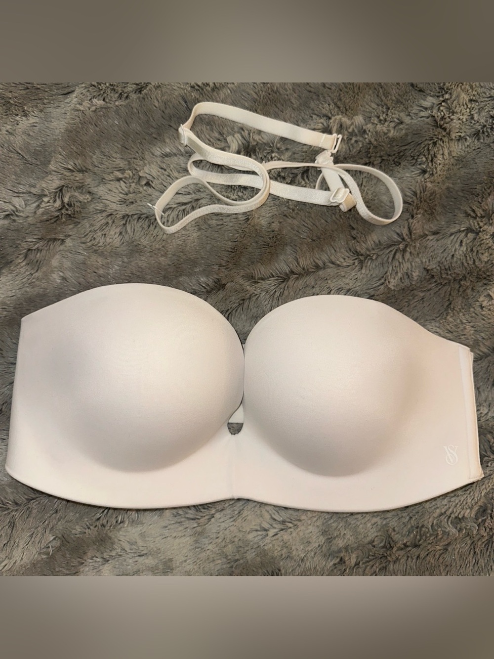 LIKE NEW women’s 32c white ‘Vs’ Bombshell Add 2 cups push up strapless bra